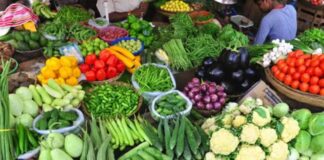 જામનગરમાં લાલવાડી વિસ્તારમાં શાક માર્કેટનો ધંધાર્થી વર્લી ના આંકડા લખતાં ઝડપાયો: અન્ય ત્રણ ના નામ ખુલ્યા A vegetable market trader in Jamnagar's Lalwadi area caught writing Worli figures: Names of three others revealed