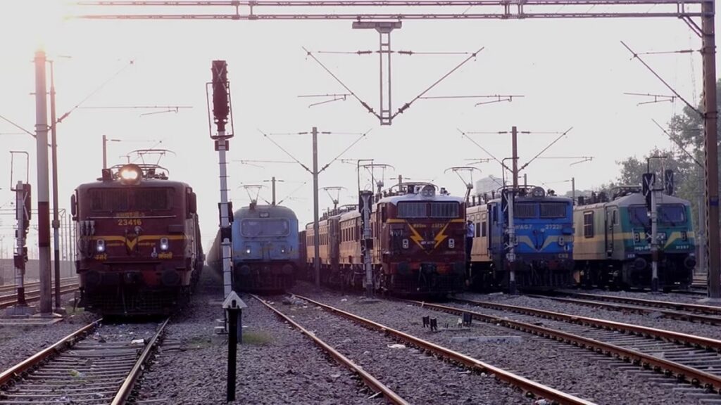 Trains stopped overnight between Mumbai-Ahmedabad, passengers stranded, many trains also cancelled... Gujarat rains cause havoc