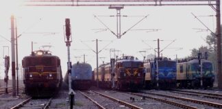 મુંબઈ-અમદાવાદ વચ્ચે રાતથી ટ્રેનો બંધ, મુસાફરો ફસાયા, ઘણી ટ્રેનો પણ રદ્દ… ગુજરાતમાં વરસાદને કારણે હાહાકાર Trains stopped overnight between Mumbai-Ahmedabad, passengers stranded, many trains also cancelled... Gujarat rains cause havoc