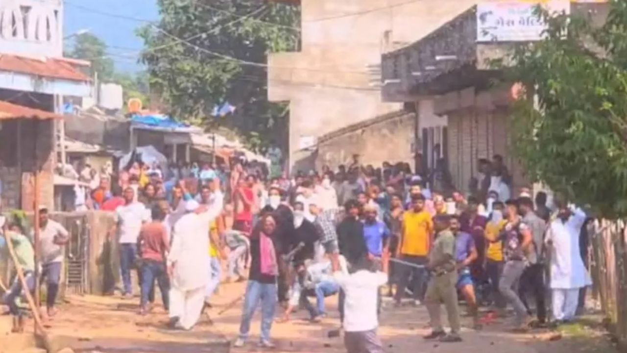 Police flag march in Narmada, FIR against 16 in Vadodara; What is the situation after the violence? Police flag march in Narmada, FIR against 16 in Vadodara; What is the situation after the violence?