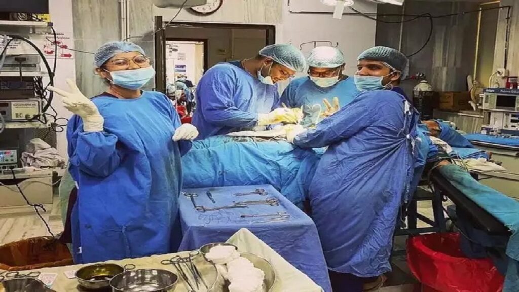 A photo session in the operation theatre, the doctor was sent on leave as the pictures went viral