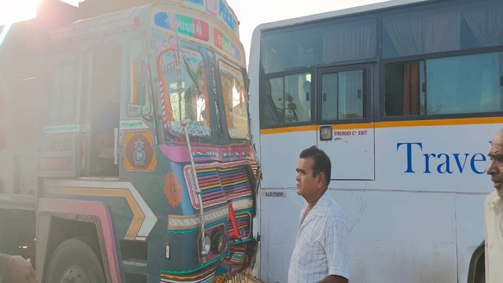 Accident between passenger-laden private luxury bus and truck near Morkanda Patia near Jamnagar: Major casualties fortunately avoided