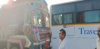 જામનગર નજીક મોરકંડા પાટીયા પાસે મુસાફરો ભરેલી ખાનગી લક્ઝરી બસ અને ટ્રક વચ્ચે ના અકસ્માત: સદભાગ્યે મોટી જાનહાની ટળી Accident between passenger-laden private luxury bus and truck near Morkanda Patia near Jamnagar: Major casualties fortunately avoided