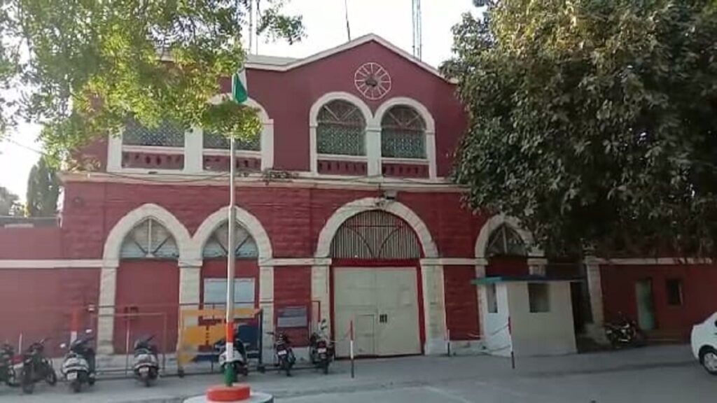 Jamnagar district jail in controversy again, police complaint after mobile phones and batteries were found from two prisoners during checking