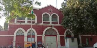 જામનગરની જિલ્લા જેલ ફરી વિવાદમાં , ચેકિંગ દરમિયાન બે કેદીઓ પાસેથી મોબાઇલ ફોન અને બેટરી મળી આવતાં પોલીસ ફરિયાદ Jamnagar district jail in controversy again, police complaint after mobile phones and batteries were found from two prisoners during checking