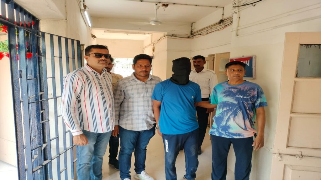 A crime has been registered against the trafficker who stole a car from Jamnagar city and fled in Jamnagar city and Dhrol under the section including obstruction of police duty.