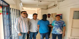 જામનગર શહેરમાંથી કારની ઉઠાંતરી કરીને ભાગી જનાર તસ્કર સામે જામનગર શહેર અને ધ્રોલમાં પોલીસની ફરજમાં રૂકાવટ સહિતની કલમ હેઠળ ગુનો દાખલ કરાયો A crime has been registered against the trafficker who stole a car from Jamnagar city and fled in Jamnagar city and Dhrol under the section including obstruction of police duty.