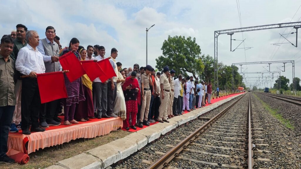 MP Poonamben Madam resuming the stopped stoppage of four villages including Aliybala railway station of long distance train after Corona