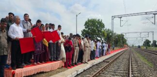 કોરોના બાદ લાંબા અંતરની ટ્રેનનો અલીયાબાળા રેલવે સ્ટેશન સહિત ચાર ગામના બંધ થયેલ સ્ટોપેજ ફરી શરૂ કરાવતા સાંસદ પૂનમબેન માડમ MP Poonamben Madam resuming the stopped stoppage of four villages including Aliybala railway station of long distance train after Corona