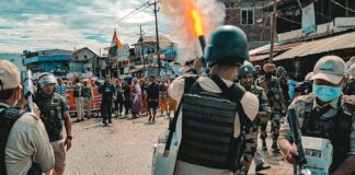 Manipur Violence: મણિપુરમાં હથિયારો સાથે પકડાયેલા પાંચ લોકોને જામીન મળ્યા, સરકારે આપ્યું અલ્ટીમેટમ Manipur Violence: Five people caught with arms in Manipur get bail, govt gives ultimatum