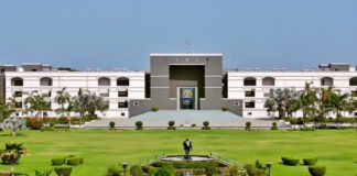 ગુજરાતમાં ચાર પોલીસકર્મીઓ સામે અવમાનનાનો લાગ્યો આરોપ In Gujarat, four policemen were accused of contempt