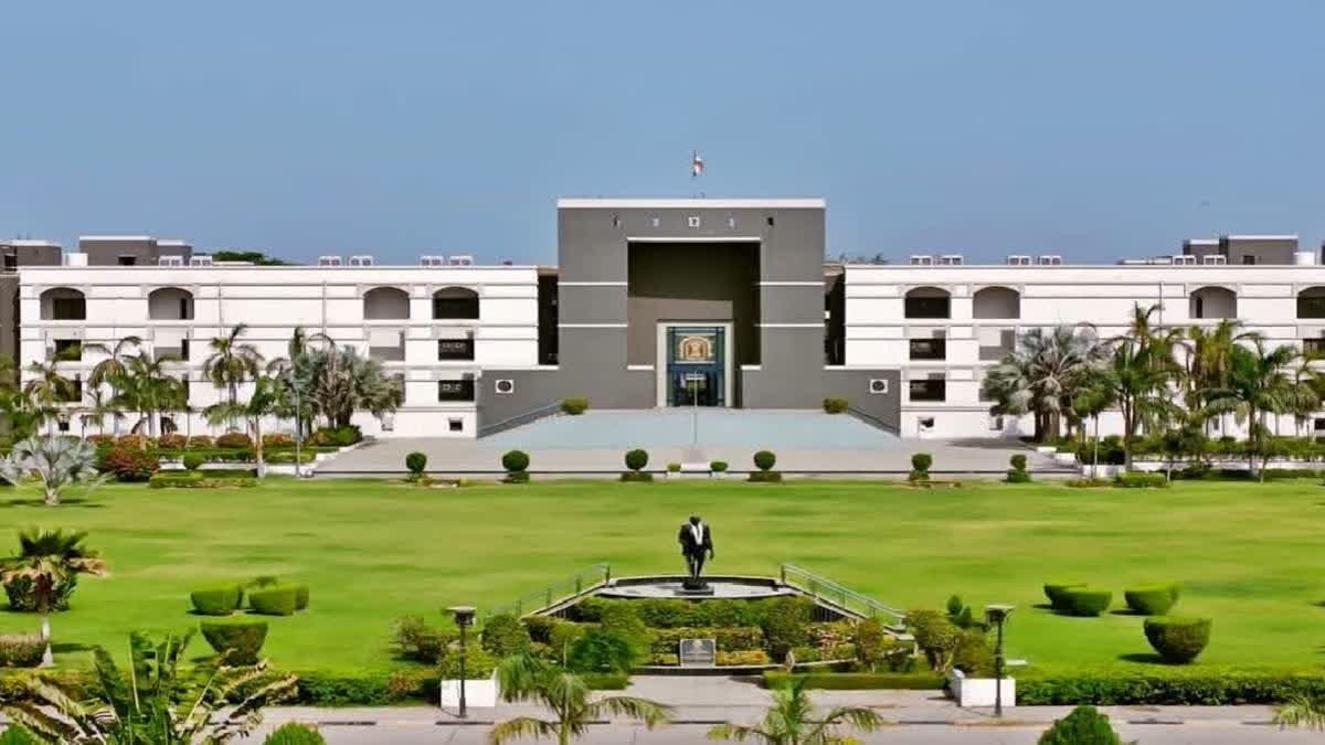 In Gujarat, four policemen were accused of contempt In Gujarat, four policemen were accused of contempt