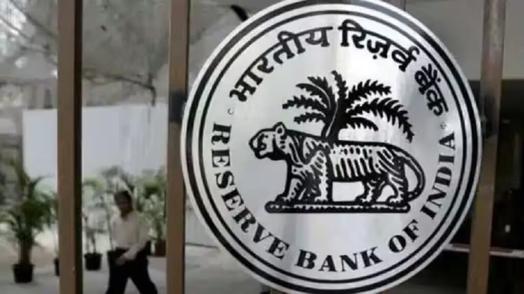 Major action by RBI, 5 more banks fined after SBI; Customers are also upset after hearing this