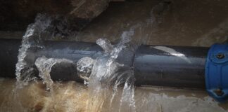 જામજોધપુર માર્કેટ યાર્ડમાં પાણીની લાઈન તૂટી જતા જણસો પલળી People got soaked in Jamjodhpur market yard when water line broke