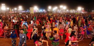 સ્ત્રી-પુરુષ એકસાથે ગરબા નહીં રમી શકે, પ્રવેશ માટે આઈ-કાર્ડ ફરજિયાત, ગુજરાતના આ મંદિરમાં બન્યા નિયમો Men and women cannot play garba together, I-card is mandatory for entry, rules made in this temple of Gujarat