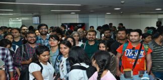 ઇઝરાયલથી 212 ભારતીયોની પ્રથમ બેચ દિલ્હી પહોંચી, એરપોર્ટ પર કેન્દ્રીય મંત્રી રાજીવ ચંદ્રશેખરે સ્વાગત કર્યું First batch of 212 Indians from Israel arrives in Delhi, welcomed by Union Minister Rajiv Chandrasekhar at airport