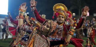 Surat News: નવરાત્રીને લઈને સુરતીઓમાં જોવા મળ્યો અલગ ક્રેઝ, લોકો તેમના દાંત પર લગાવી રહ્યા છે આ વસ્તુ Surat News: A different craze was seen in Suratis on Navratri, people are putting this thing on their teeth