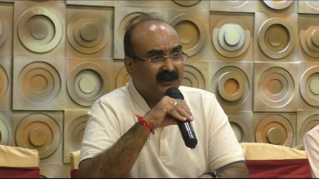 About 225 Bigha around Dhunwav in the 'Sahara' debate again in the matter of distribution of land held by Shri Sarkar !!!