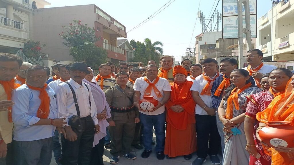 In Jamnagar city, Bharatiya Janata Party started 'Amrit Kalash Yatra' from the residence of martyr Veer Rameshbhai Jogal under 'Mari Mati Maro Desh'.