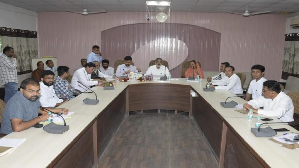 Cabinet Minister Mulubhai Bera held a meeting with officials of Jamnagar Road and Building Department and Panchayat Irrigation Department.