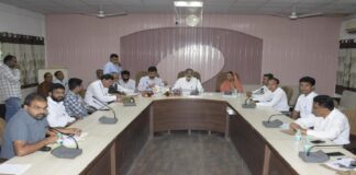 કેબિનેટ મંત્રી મુળુભાઈ બેરાએ જામનગર માર્ગ અને મકાન વિભાગ તથા પંચાયત સિંચાઇ વિભાગના અધિકારીઓ સાથે બેઠક યોજી Cabinet Minister Mulubhai Bera held a meeting with officials of Jamnagar Road and Building Department and Panchayat Irrigation Department.