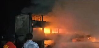 ગુજરાતના વલસાડમાં બસ આગના ગોળામાં ફેરવાઈ, 16 મુસાફરોનો આબાદ બચાવ, મુંબઈ-અમદાવાદ હાઈવે 2 કલાક બંધ રહ્યો Bus engulfed in fire in Gujarat's Valsad, 16 passengers rescued, Mumbai-Ahmedabad highway closed for 2 hours