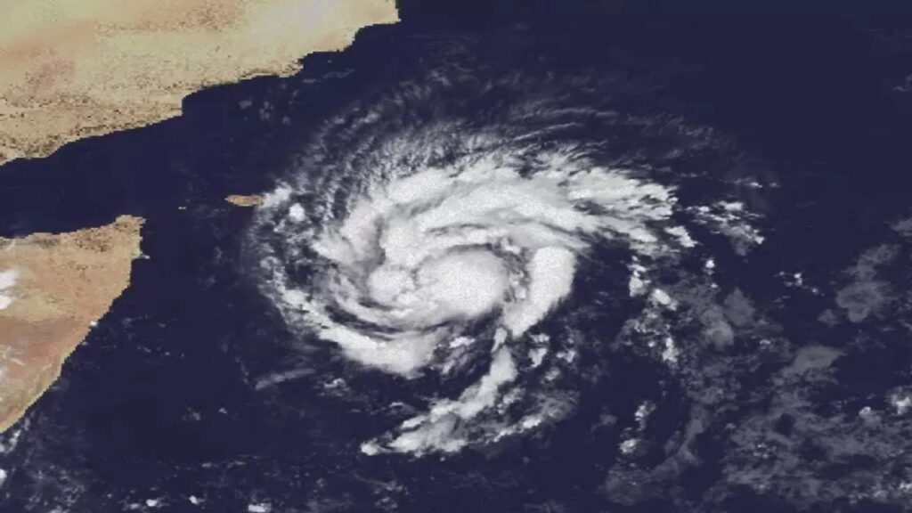 Cyclone 'Tej' moved north-west to become very severe cyclonic storm
