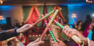 છોકરીએ જીત્યા ‘બેસ્ટ ગરબા’ માટે 2 ઈનામ, 1 મળ્યા બાદ થયો ઝઘડો અને આયોજકોએ તેના પિતાને માર માર્યો Girl wins 2 prizes for 'Best Garba', fights after getting 1 and organizers beat up her father