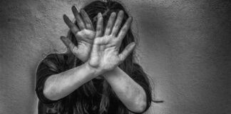 જામનગર જિલ્લાના ધ્રોલમાં એક યુવતી પર વારંવાર દુષ્કર્મ ગુજારવા અંગેની પોલીસ ફરિયાદ નોંધાવાતાં ભારે ચકચાર: આરોપીની અટકાયત After a police complaint was lodged against a girl in Dhrol of Jamnagar district, the accused was detained.