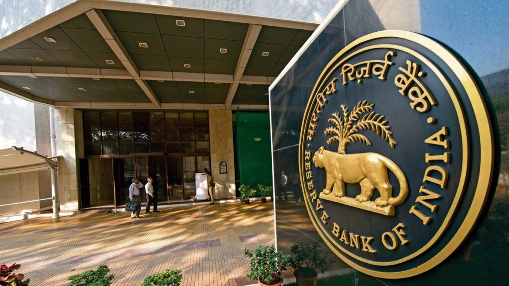 RBI imposes penalty on several banks; PNB-AXIS was also prosecuted, this is the reason