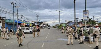 મણિપુરમાં ટોળાએ શસ્ત્રો લૂંટવાનો કર્યો પ્રયાસ, ઇમ્ફાલમાં કર્ફ્યુમાં છૂટ આપવાનો આદેશ લીધો પાછો Mobs attempt to loot weapons in Manipur, order to relax curfew withdrawn in Imphal