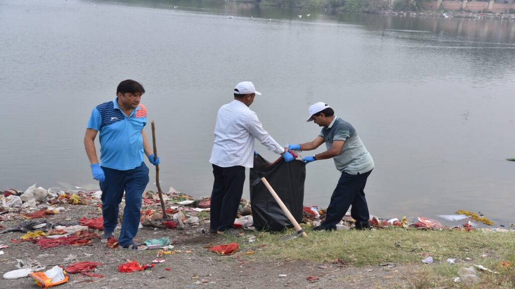 Under the program "Swachhata Hi Seva" organized by the Jamnagar Municipal Corporation today, a program of cleaning work was organized inside Lakhota lake in the city.