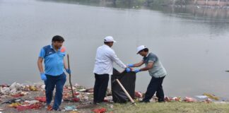 જામનગર મહાનગરપાલિકા દ્વારા “સ્વચ્છતા હી સેવા” કાર્યક્રમ અંતર્ગત આજ રોજ શહેરમાં આવેલ લાખોટા તળાવ અંદર સફાઈ શ્રમદાનના કાર્યક્રમનું આયોજન કરવામાં આવ્યું. Under the program "Swachhata Hi Seva" organized by the Jamnagar Municipal Corporation today, a program of cleaning work was organized inside Lakhota lake in the city.