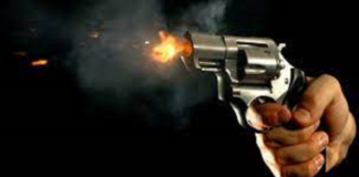 પુત્રને પકડવા ગયેલી પોલીસ ટીમ પર પિતાએ કર્યો ગોળીબાર, માંડ-માંડ બચ્યા પોલીસકર્મીઓ The father opened fire on the police team that went to arrest the son, the policemen barely survived