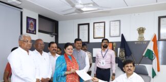 ૧૨-જામનગર લોકસભાની બેઠકના ભાજપના ઉમેદવાર પૂનમબેન માડમે ૧૨.૩૯ ના શુભ મુહૂર્તે ઉમેદવારી પત્ર રજૂ કર્યું