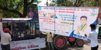 જામનગરના લાલ બંગલા સર્કલમાં મંજૂરી વિના લગાવેલા કોંગ્રેસ પાર્ટીના હોર્ડિંગ ઉતરાવતું ચૂંટણી તંત્ર