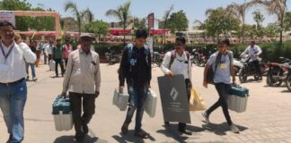 હાલારના બંને જિલ્લાઓમાં મતદાન લક્ષી ચૂંટણી સાહિત્ય પહોંચાડવા માટેના ડિસ્પેચિંગ સેન્ટર ધમધમતા થયા