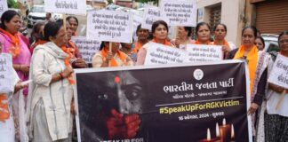પશ્ચિમ બંગાળમાં મહિલા ડૉક્ટર પર બળાત્કાર અને હત્યાની નિંદા કરવા માટે મૌન કેન્ડલ માર્ચ રેલી યોજાઇ