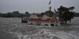 જામનગર નજીક દરેડમાં આવેલું ખોડીયાર મંદિર સંપૂર્ણપણે પાણીમાં ગરકાવ: માત્ર ગુંબજ દેખાયા