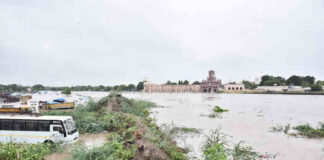 જામનગર ના આદર્શ સ્મશાનગૃહમાં પાણી ભરાઈ જતાં તેમજ ગાંધીનગર સ્મશાન નો માર્ગ પાણીના કારણે બંધ થતાં અંતિમ ક્રિયા રોકાઈ