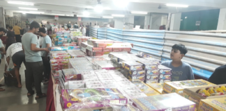 જામનગરમાં ફટાકડા વેચાણ કરતા વેપારીઓ માટે લાયસન્સ માત્ર ઔપચારિકતા , એક સપ્તાહથી લાયસન્સ વગર ફટાકડાનું થઈ રહ્યું છે ધૂમ વેચાણ