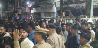 નવાસારીમાં મોડીરાત્રે પાર્કિંગ બબાલ મામલે બે જૂથ વચ્ચે પથ્થરમારો સૂત્રોચ્ચાર કરનાર 300 સામે ફરિયાદ